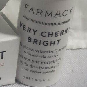 NIB
Farmacy Very Cherry Bright 15% Clean Vitamin C Serum w Acerola Cherry
.17oz